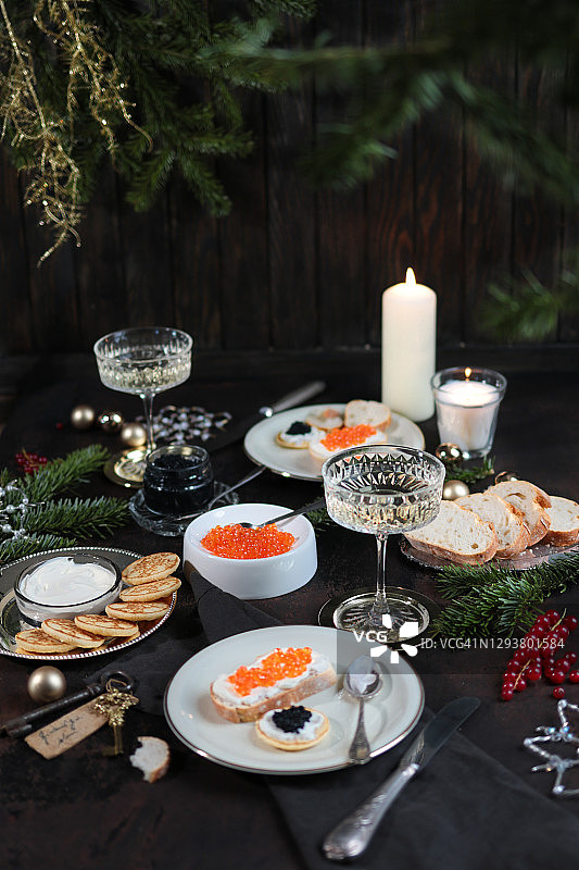 鱼子酱薄饼和香槟圣诞餐桌图片素材