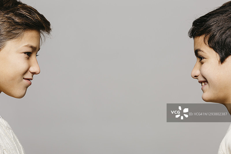 两个男孩，白色背景图片素材