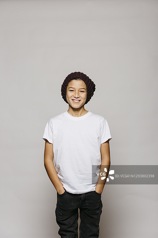 白色背景前的男孩画像图片素材