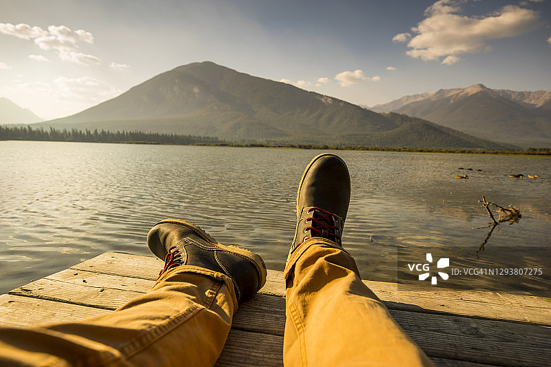 男人坐在码头俯瞰朱红湖图片素材