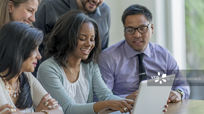 工作中运用技术的商业行业图片素材