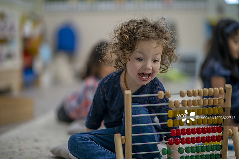 玩算盘的乐趣图片素材