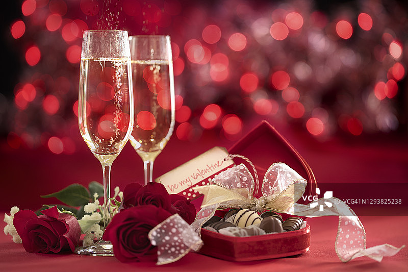 情人节红玫瑰、香槟和巧克力图片素材
