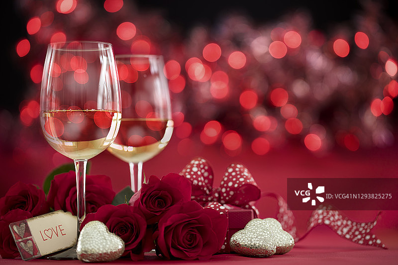 情人节红玫瑰和白葡萄酒与礼物图片素材