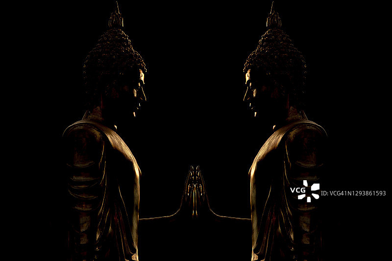 黑色背景下的金色佛像冥想，表达对佛教的尊重图片素材