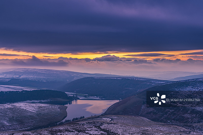 英国德比郡峰区金德童军水库的雪景日落图片素材