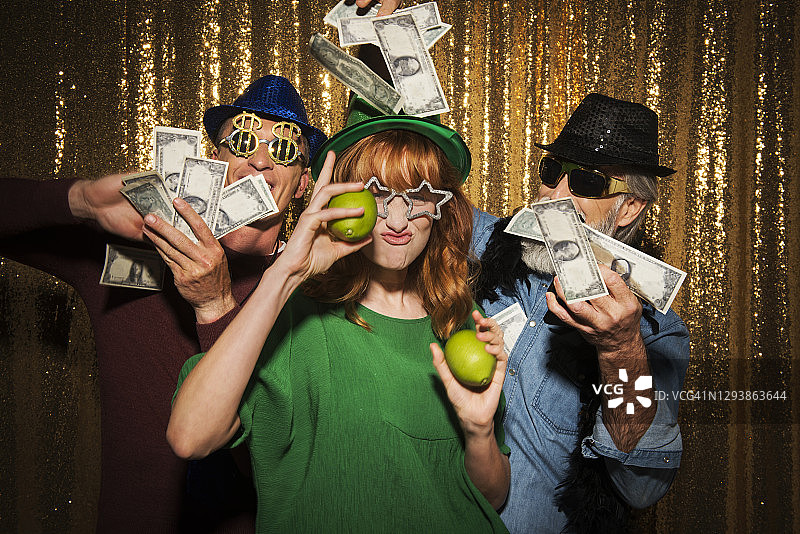 朋友们在大头贴机里拍滑稽照片图片素材