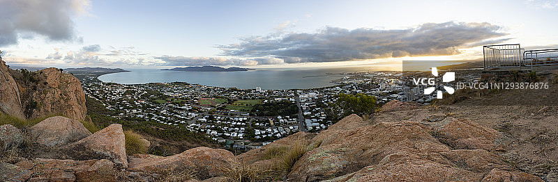 从城堡山上眺望北部地区和磁岛图片素材