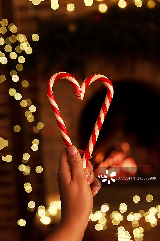 爱与善良：糖果手杖组成的心形图片素材