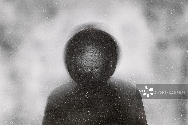 一个没有脸的可怕蒙面人看着镜头图片素材