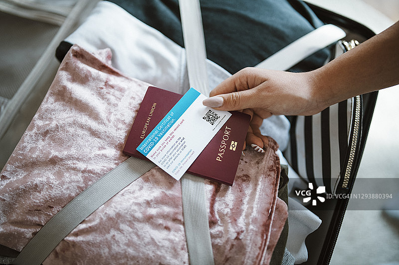 疫情后，女人准备旅行图片素材