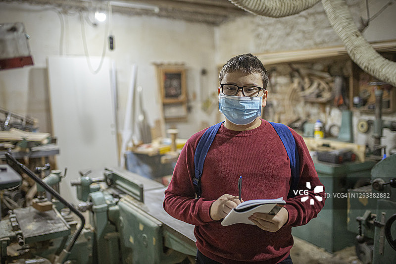 新冠疫情期间参加木工课的男孩图片素材