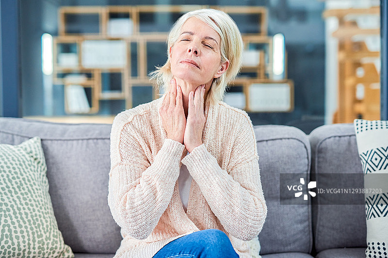 肿胀的腺体让人感觉不舒服图片素材