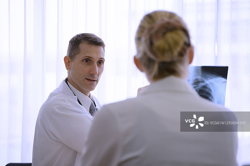 医生和病人在医院交谈图片素材