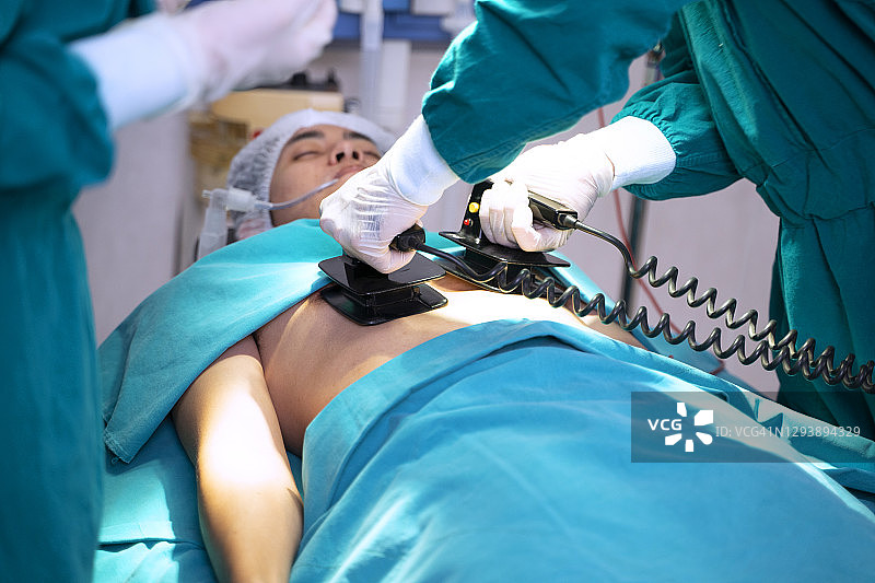 医生在手术室使用除颤器抢救病人图片素材