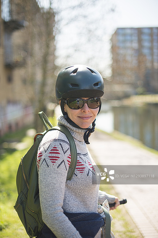 一名女子在伦敦摄政运河附近骑自行车图片素材