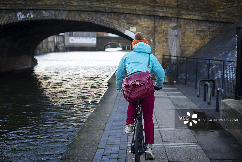 在伦敦摄政运河附近骑自行车图片素材
