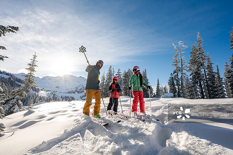 新冠疫情下的滑雪度假图片素材