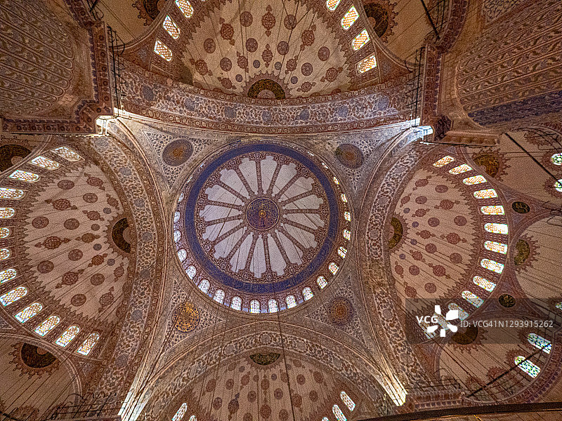 土耳其伊斯坦布尔蓝色清真寺穹顶内部图片素材