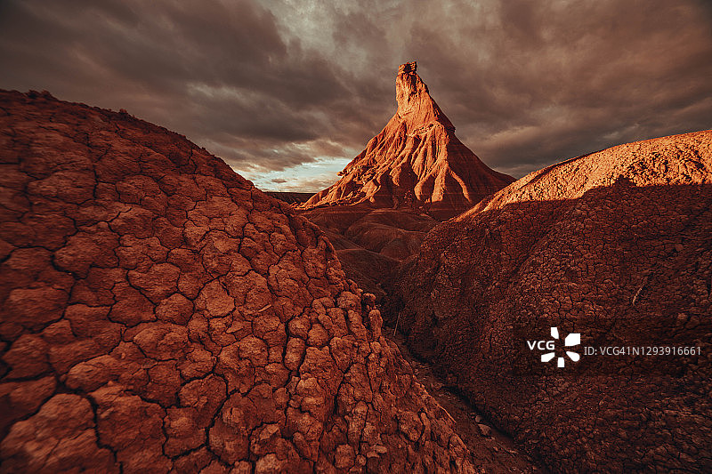 西班牙巴尔德纳斯雷亚莱斯荒地的砂岩地层图片素材