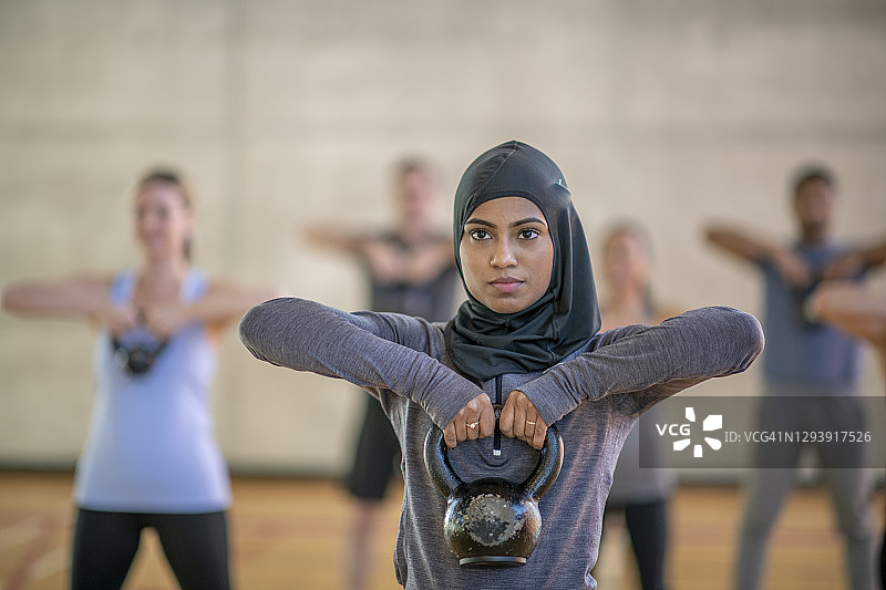 健身课程举重图片素材