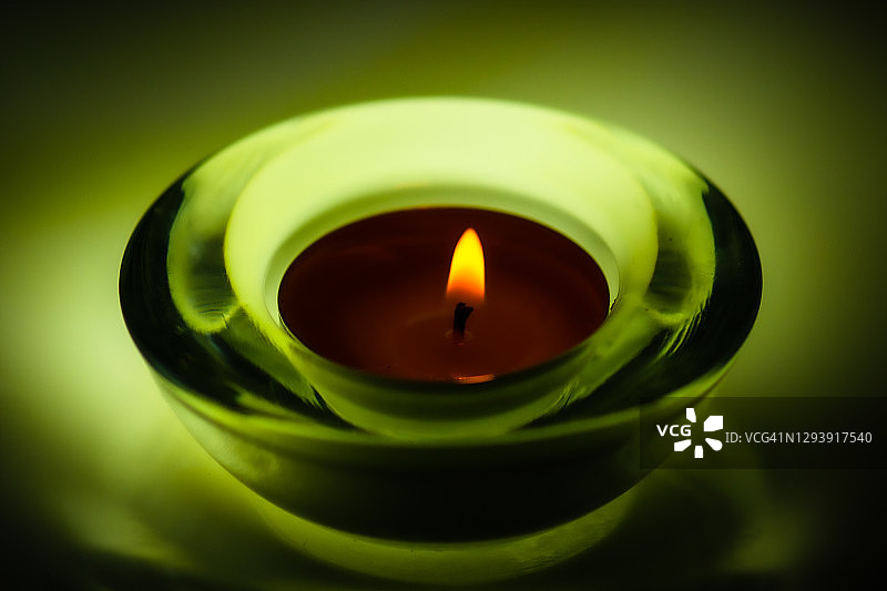 玻璃烛台中燃烧的蜡烛茶灯图片素材