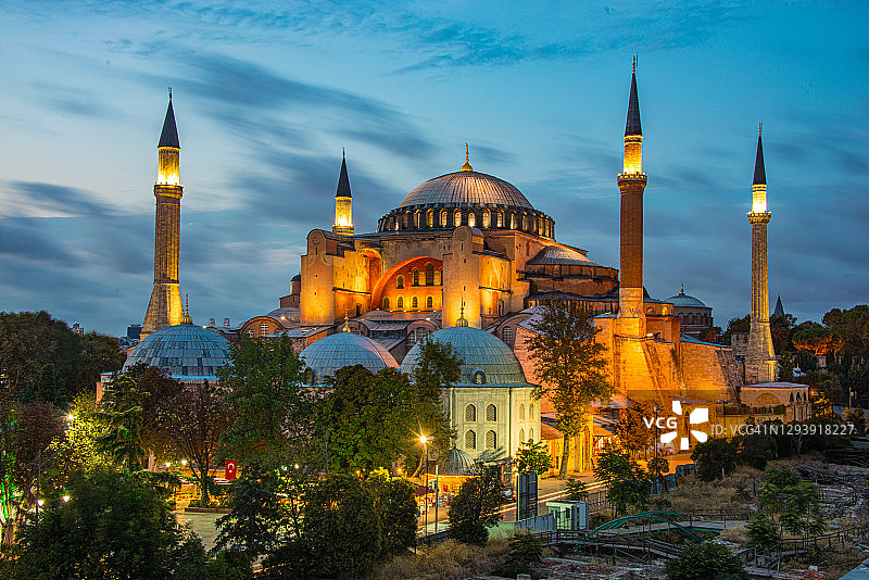 土耳其伊斯坦布尔圣索菲亚大清真寺的建筑奇观夜景图片素材