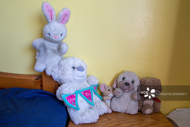 家卧室里的毛绒玩具图片素材