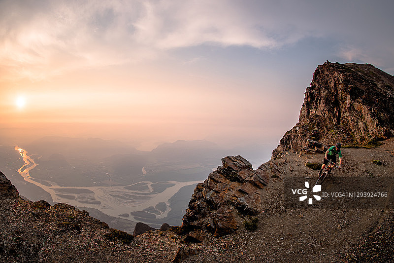 山地自行车从山顶观景台骑下图片素材