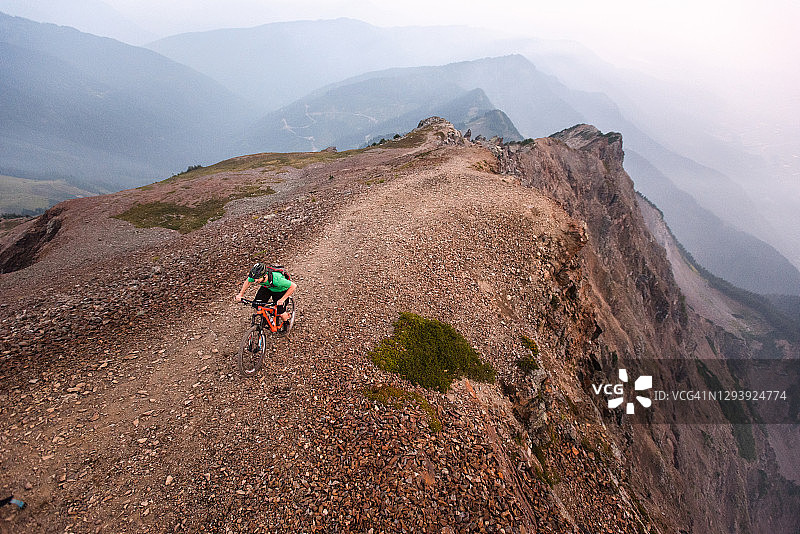 山地自行车从山顶观景台骑下图片素材