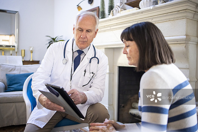 医生和病人检查医疗记录图片素材