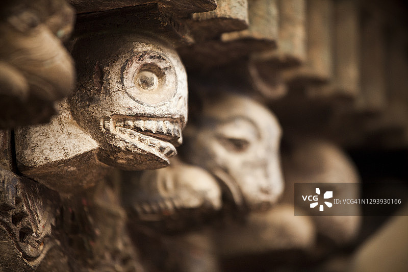 尼泊尔加德满都昌古·纳拉扬神庙外的印度教神灵木雕特写图片素材