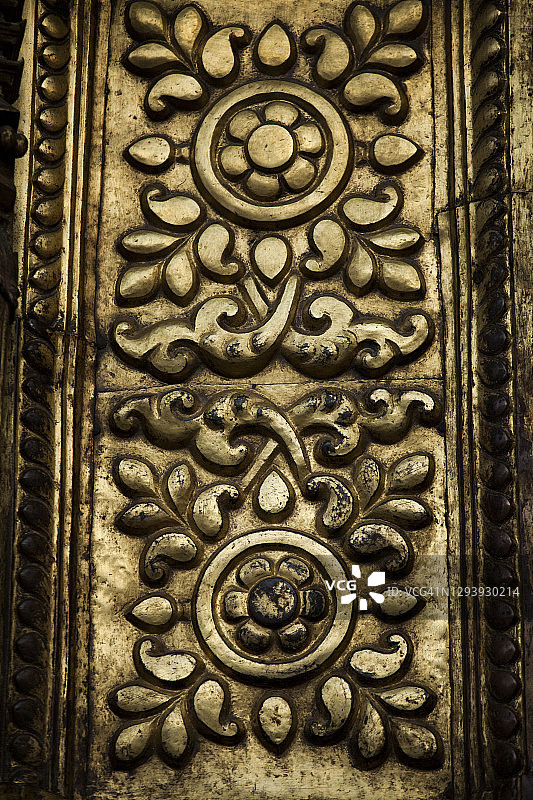 尼泊尔加德满都昌古纳拉扬神庙外墙上精美的压制金或黄铜花纹细节特写图片素材