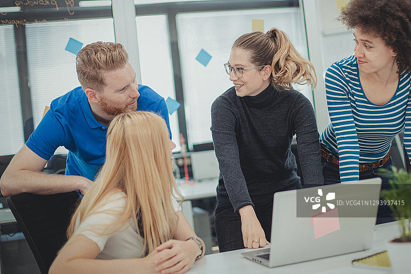 办公室里的年轻人图片素材