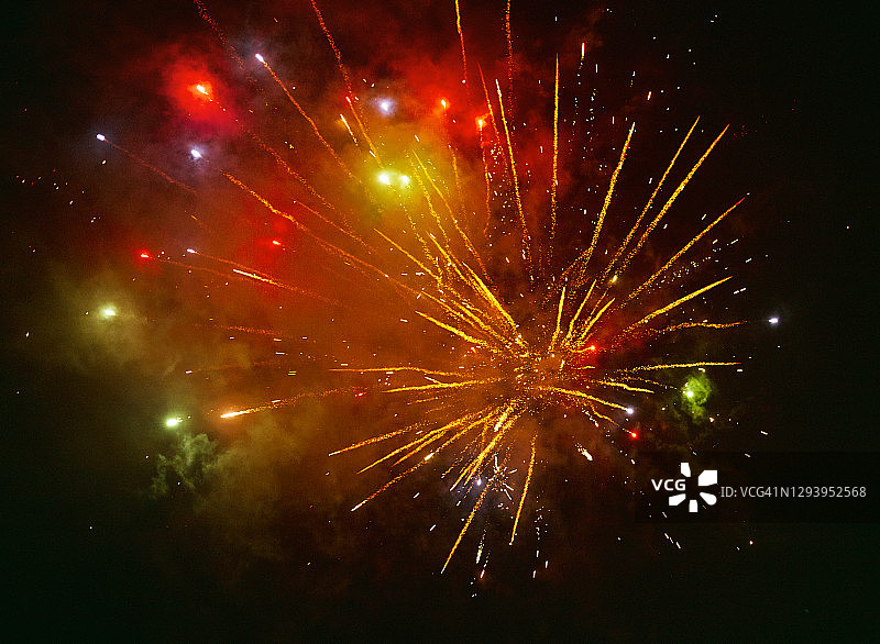 夜间红色烟花绽放（仰视）图片素材