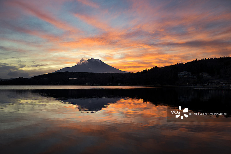 日落时分倒映在山中湖中的富士山和燃烧的天空图片素材