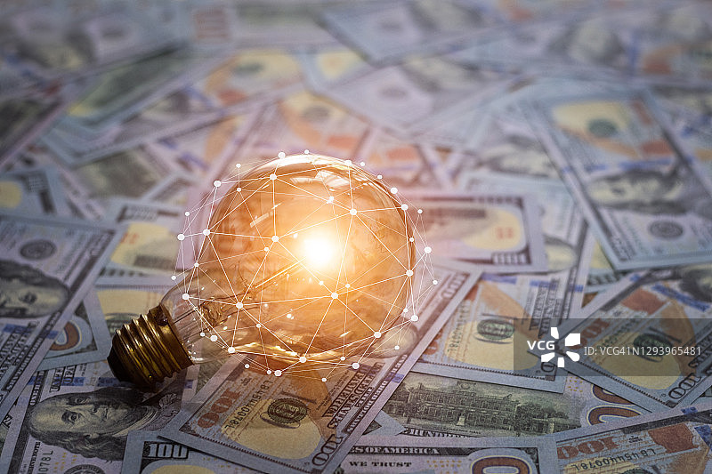 金钱与灯泡概念图片素材