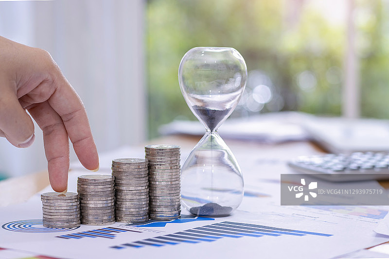 商业目标概念：保险、投资、硬币和沙漏图片素材