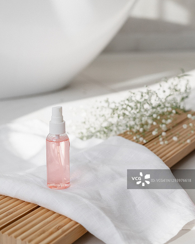 浴室里的玫瑰水图片素材