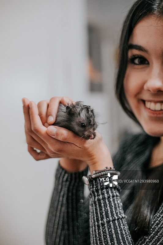年轻女人抱着仓鼠图片素材