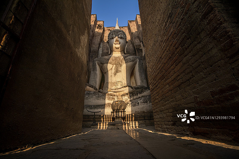 泰国西春寺帕阿查纳佛像：素可泰时代的世界遗产图片素材