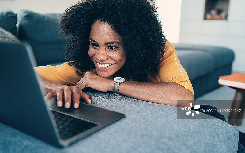 居家放松图片素材