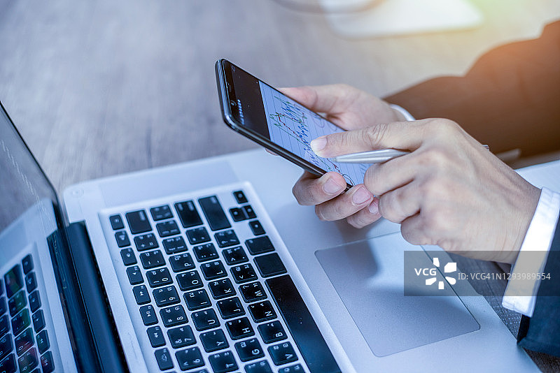 商人在办公室分析投资图表，商业工作概念图片素材