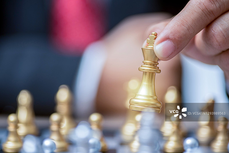 商人手持国际象棋，运筹帷幄图片素材
