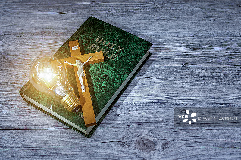 带灯光的圣经图片素材