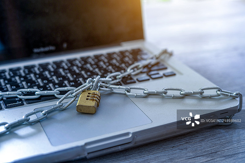 网络安全概念笔记本电脑键盘上的锁定链条图片素材