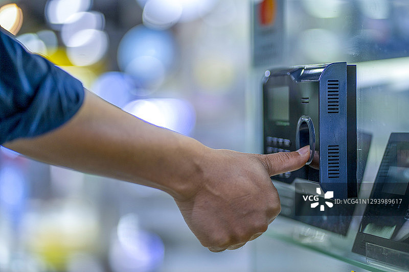 指纹扫描解锁门禁安保系统图片素材