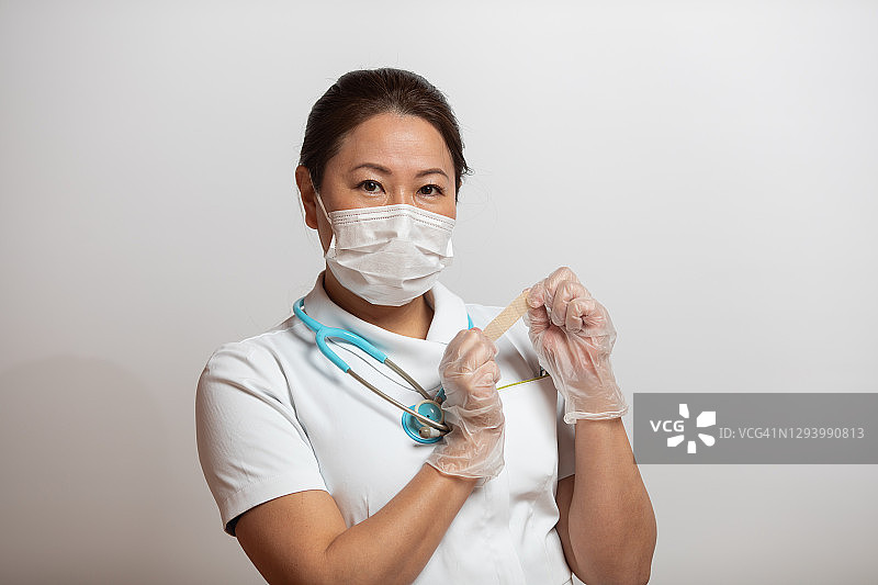 护士拿着创可贴图片素材