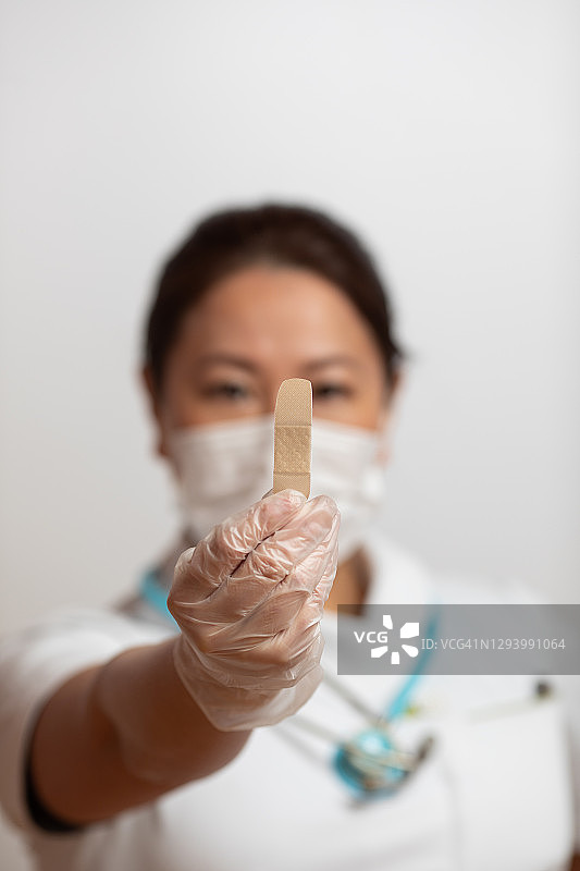 护士拿着创可贴图片素材