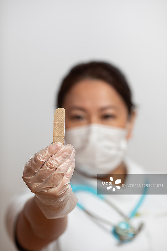 护士拿着创可贴图片素材